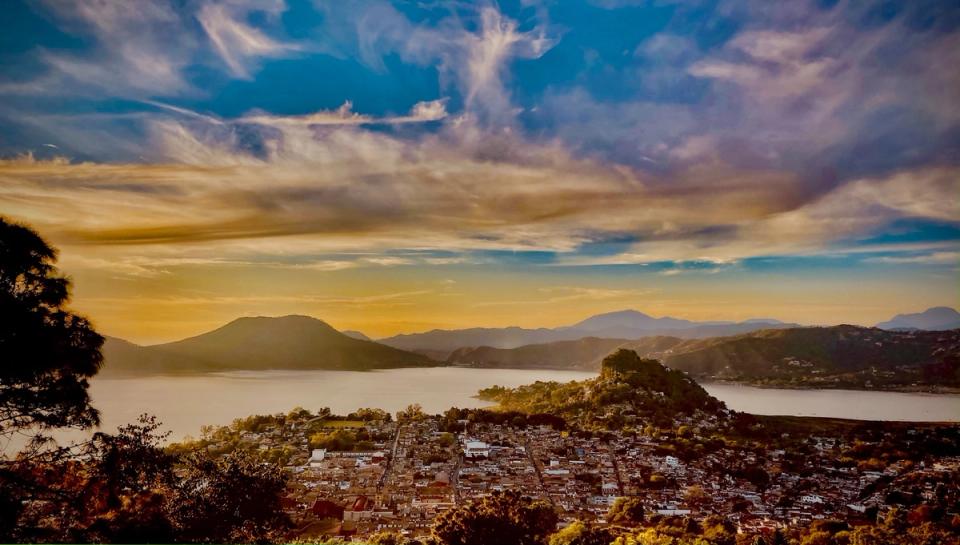 Atardecer sobre el lago y el pueblo desde la casa