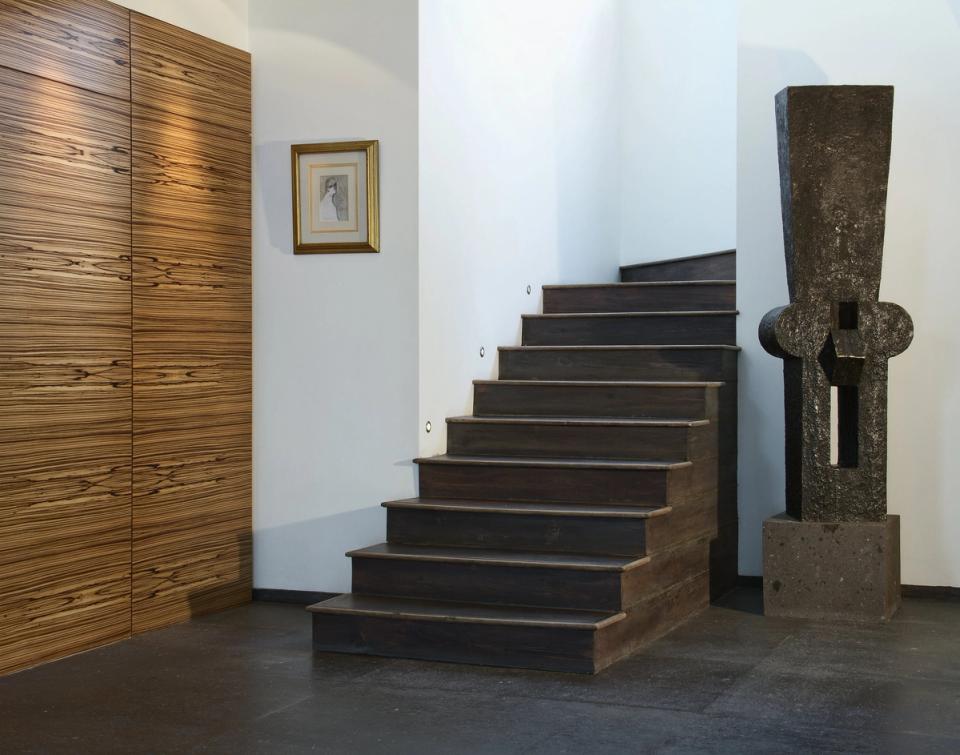 Escalera de madera junto a una escultura