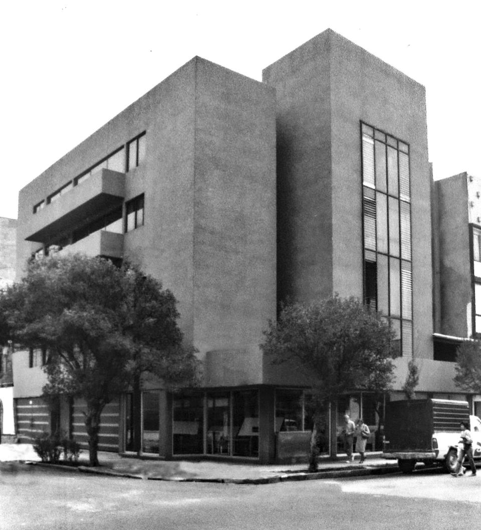 Edificio de concreto en esquina, en blanco y negro