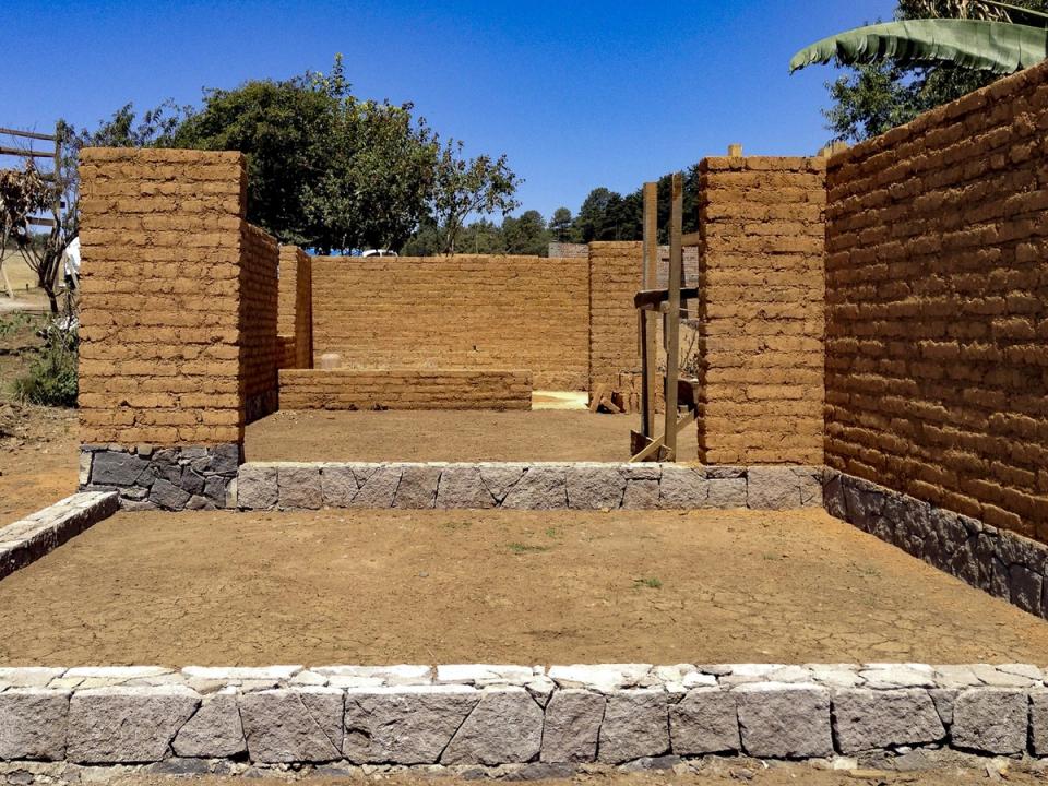 Muros de adobe sobre cimiento de piedra