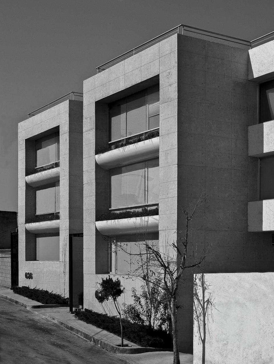 Edificio Castorena en blanco y negro: volúmenes de concreto con ventanas corridas