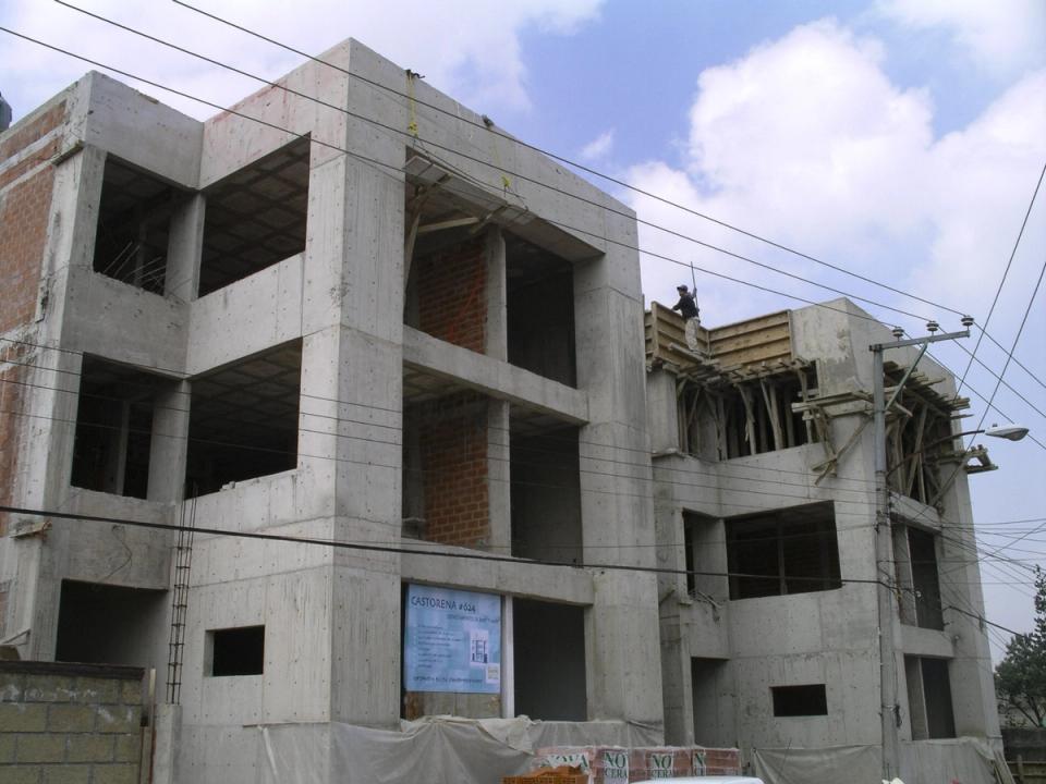 El edificio en obra, con estructura de concreto y muros de tabique