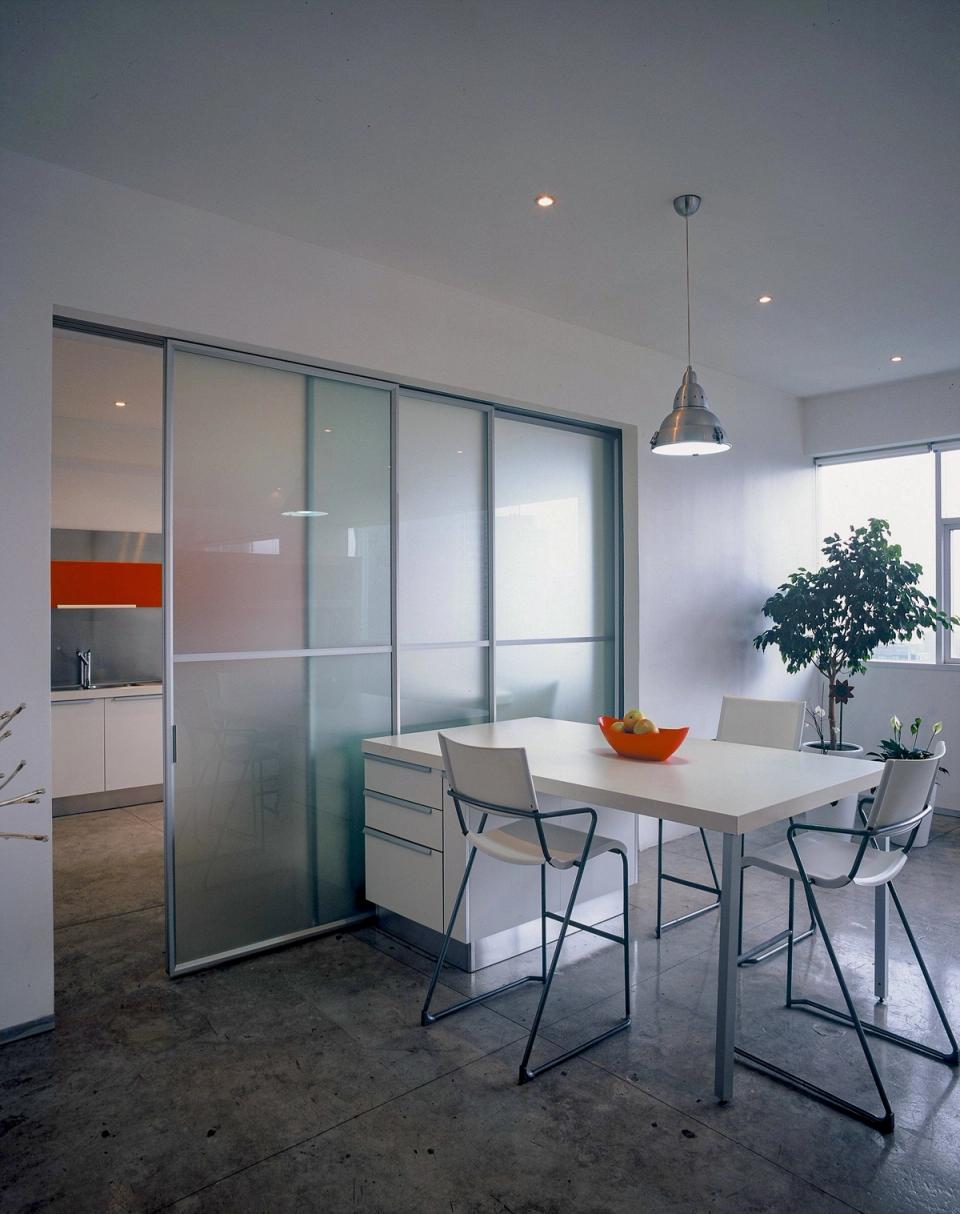 Puertas corredizas de cristal esmerilado que cierran la cocina