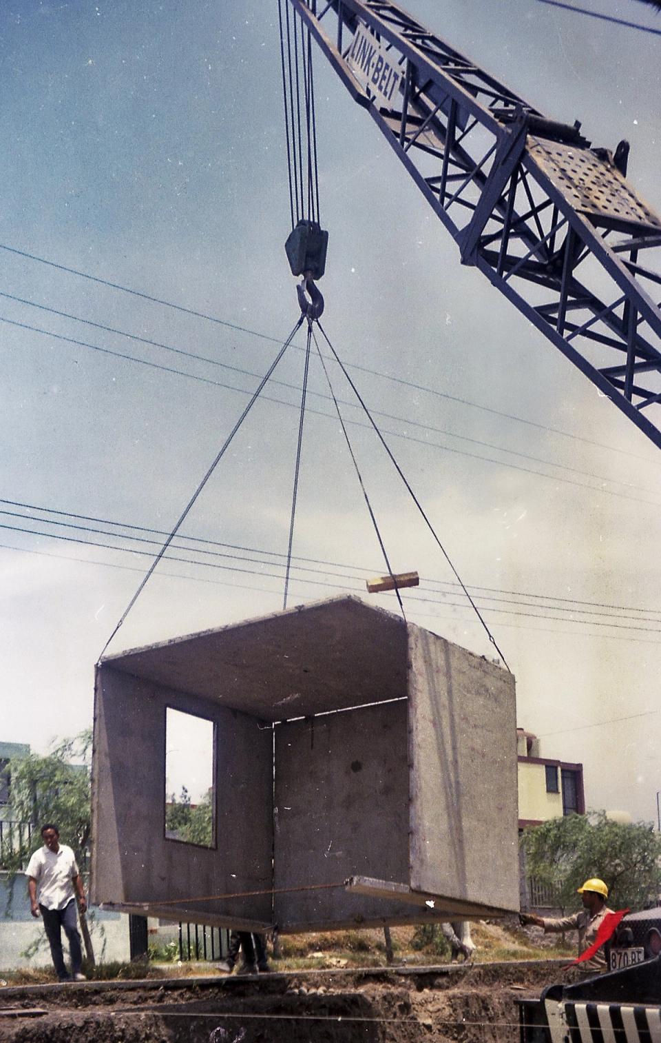 Grúa elevando un módulo prefabricado de concreto