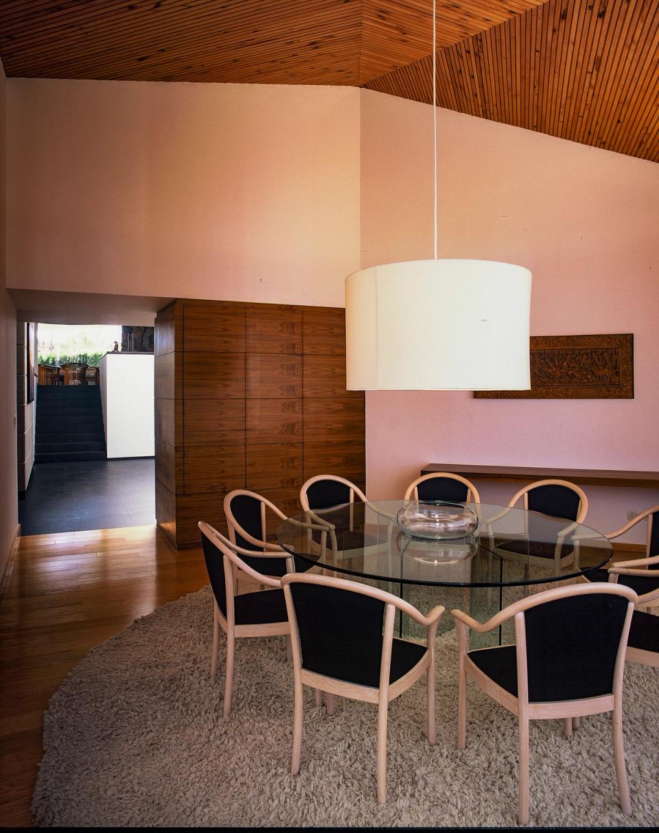 Comedor con mesa de cristal y lámpara colgante