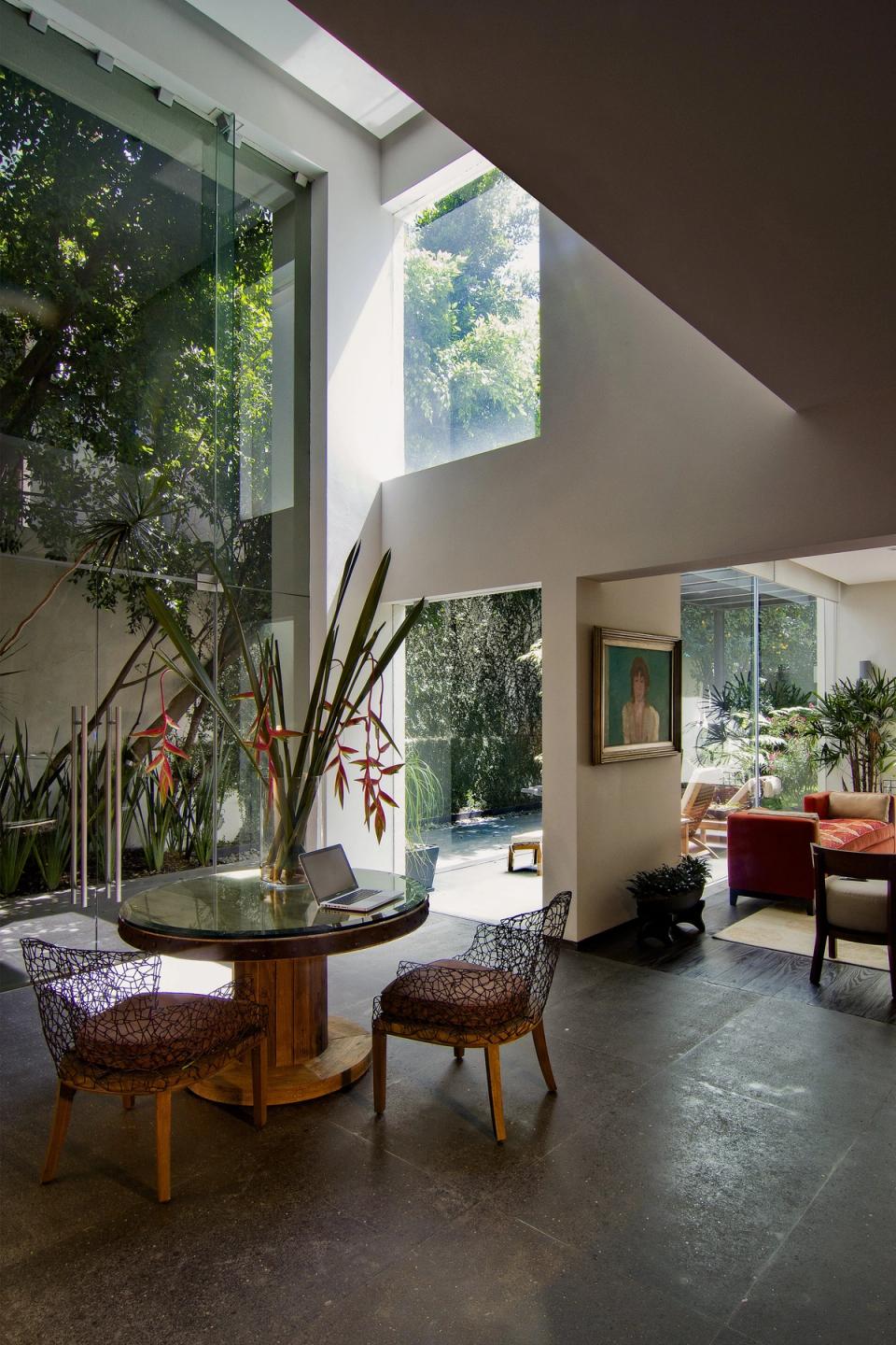 Comedor con vista al jardín interior
