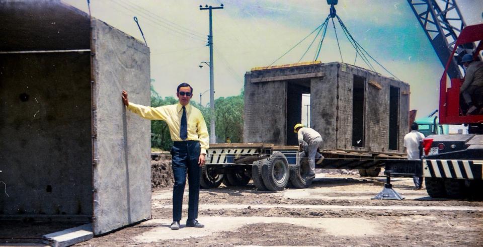Jorge Cornish en obra en los años sesenta, junto a un módulo prefabricado de concreto