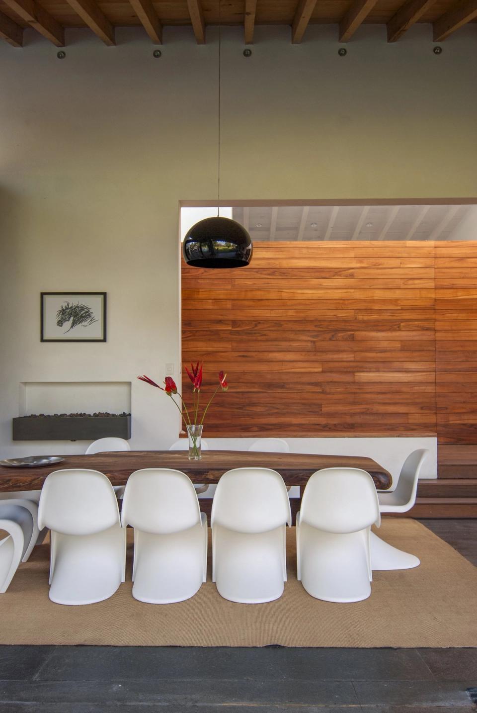 Comedor con muro de madera