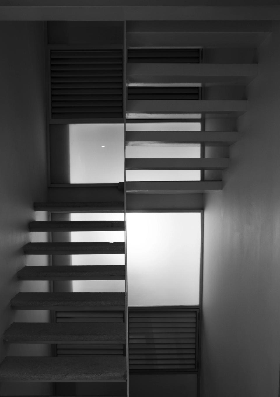 Escalera en blanco y negro