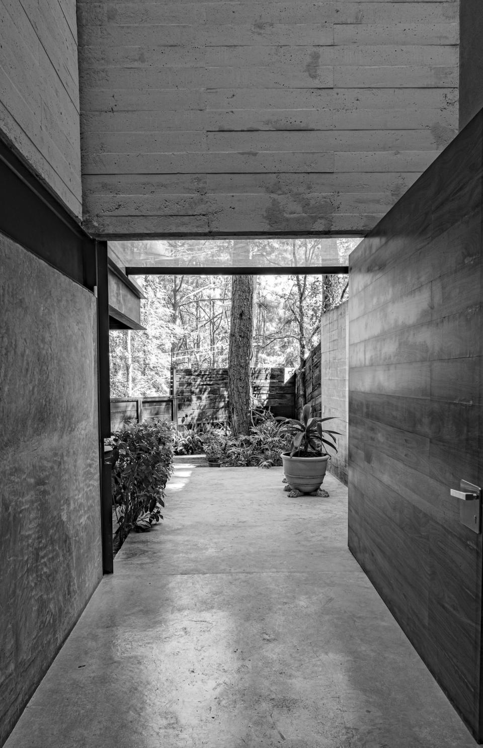 Pasillo de acceso en blanco y negro