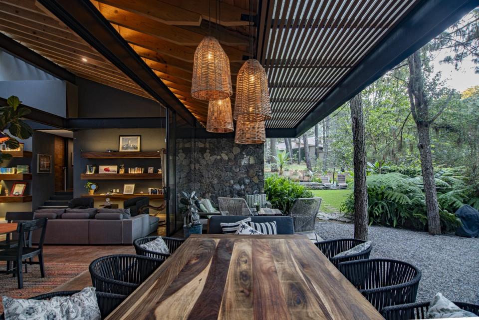Comedor de la terraza abierto a la sala y al jardín