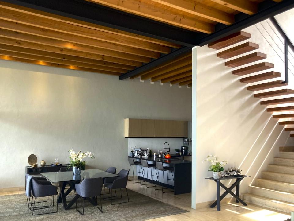 Comedor y escalera de madera
