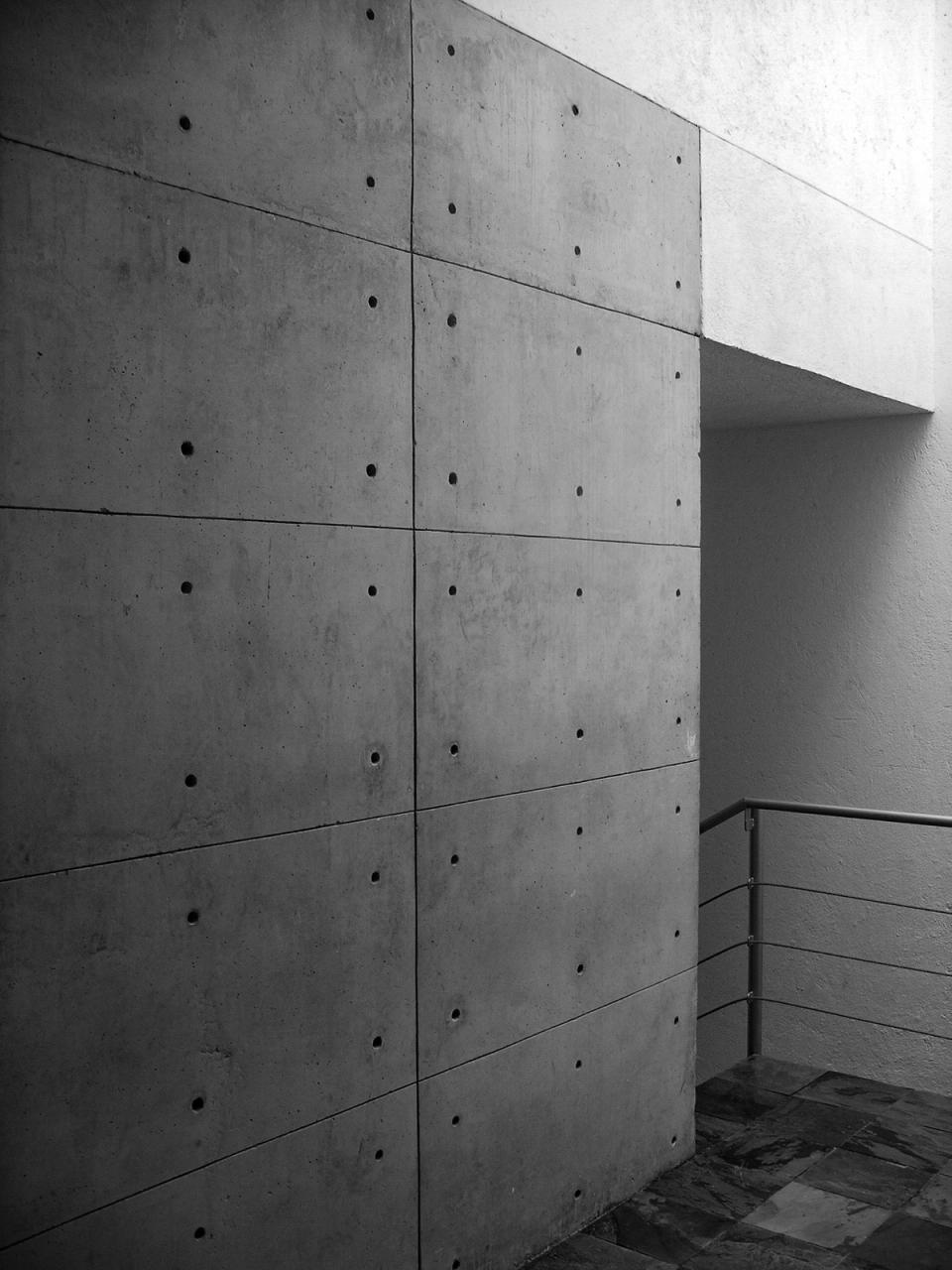 Muro de concreto aparente en blanco y negro