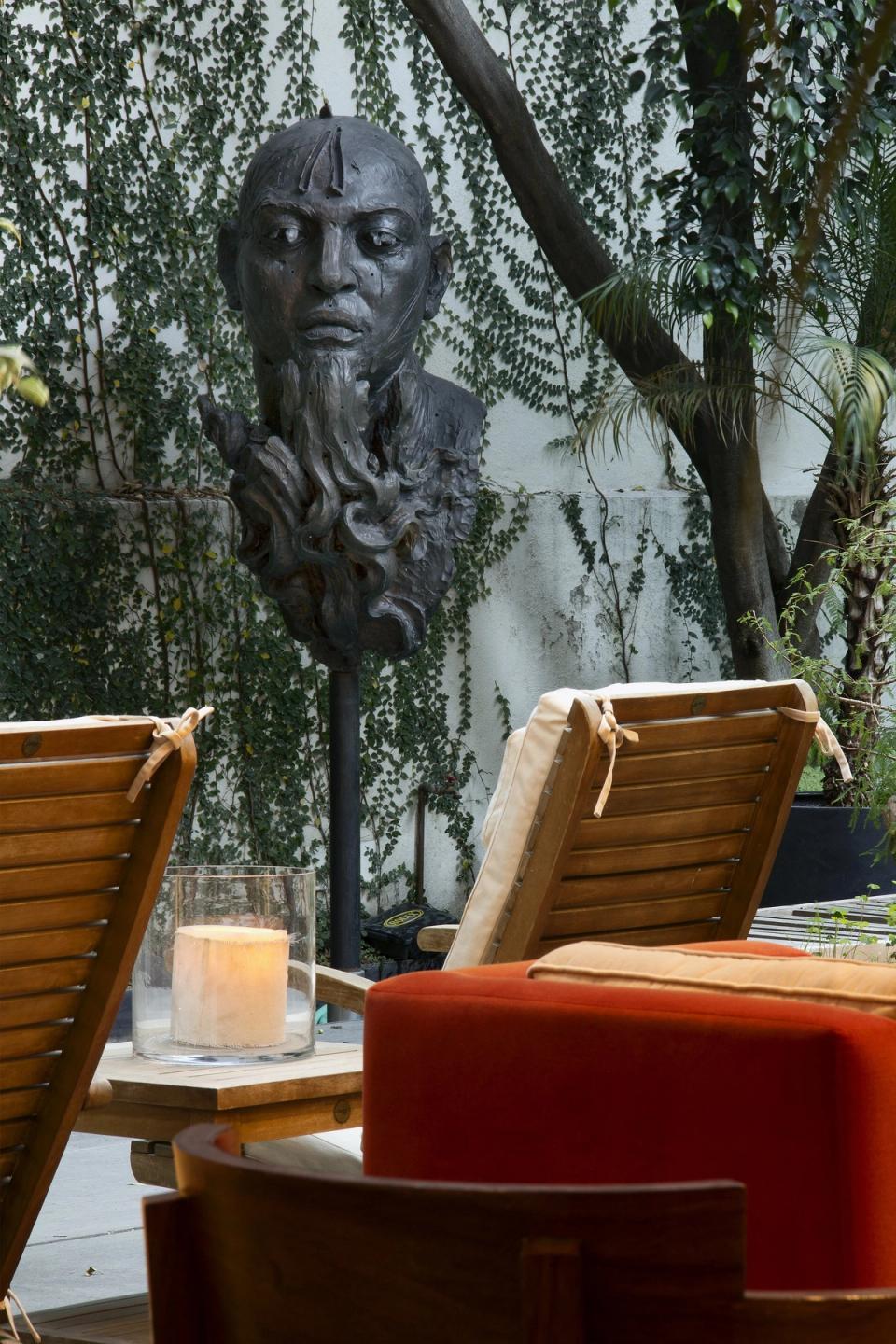 Escultura entre la vegetación de la terraza