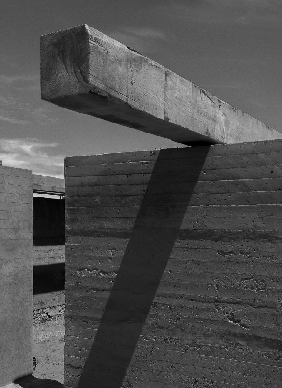 Muro de tierra compactada en blanco y negro