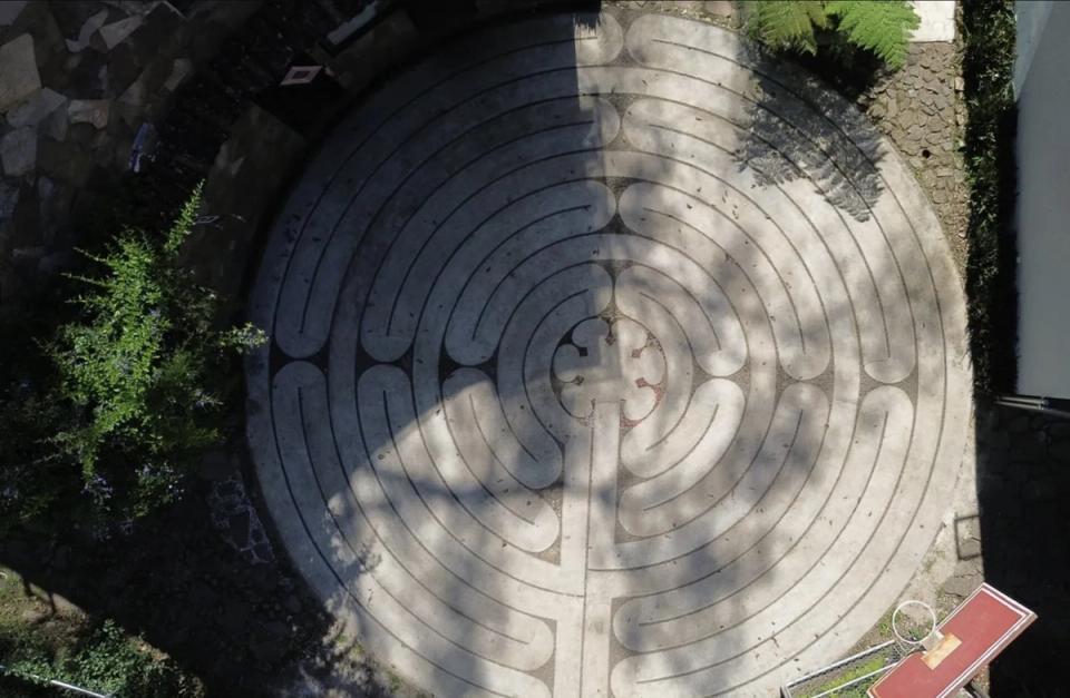 Laberinto trazado en el piso del jardín, visto desde arriba