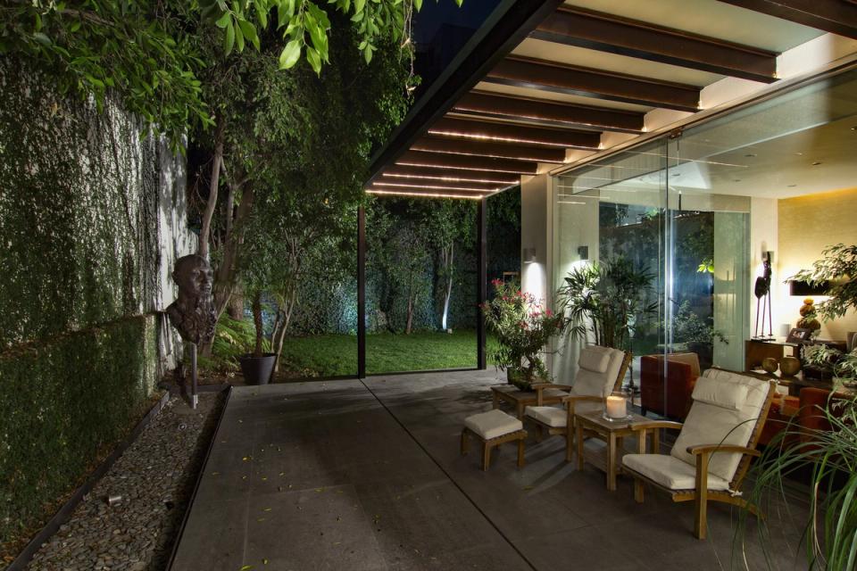 Terraza cubierta con pérgola de madera