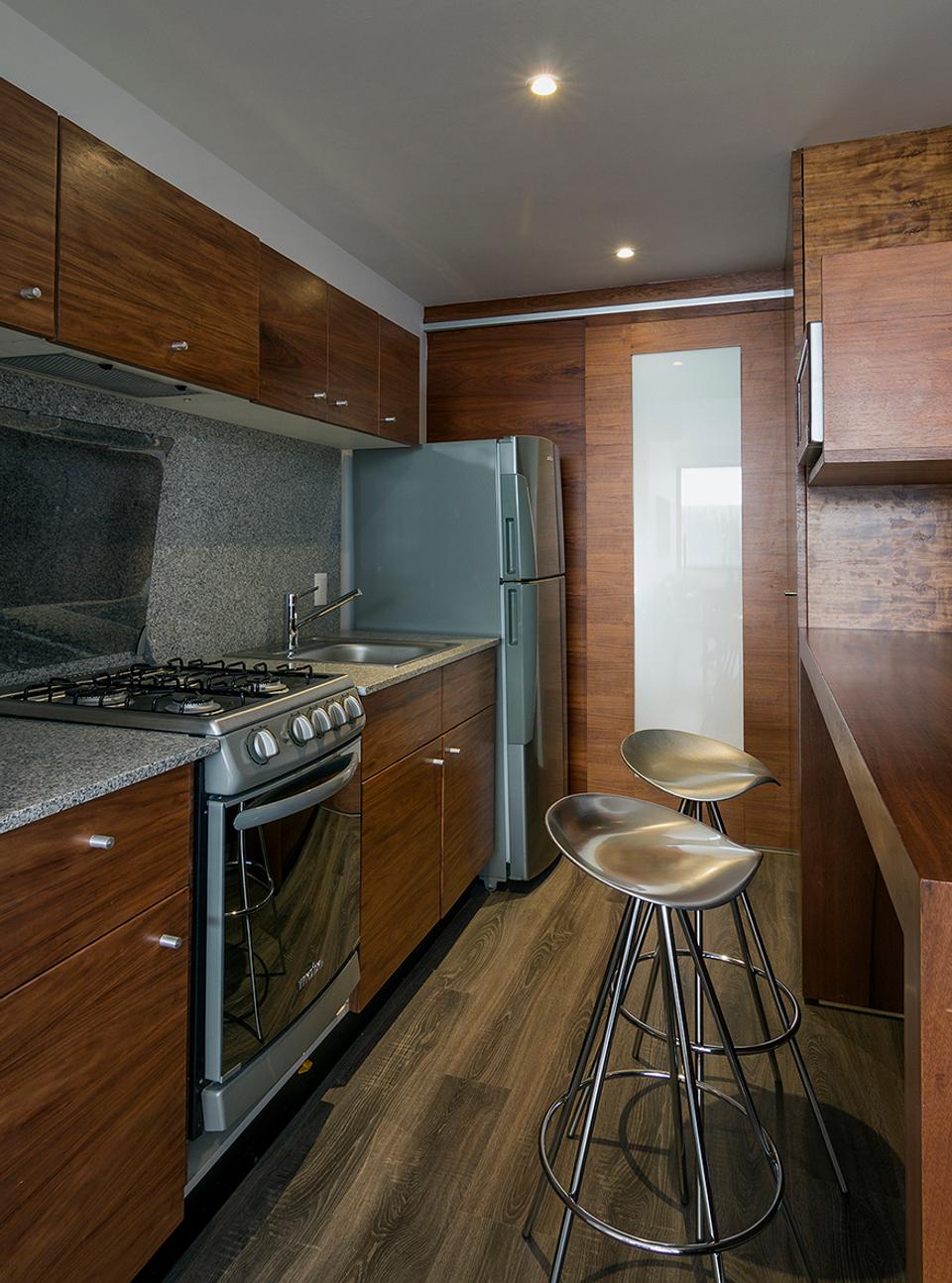 Cocina con área de lavado al fondo.