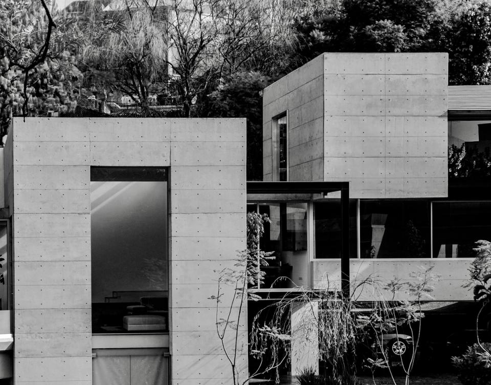Volúmenes de concreto aparente con un gran vano, en blanco y negro