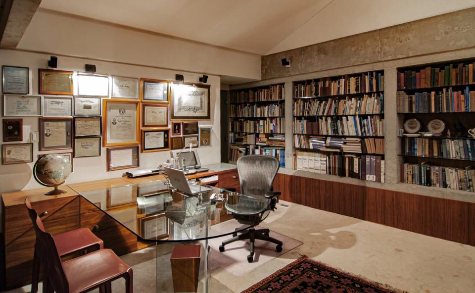 Estudio con libreros empotrados en muros de concreto