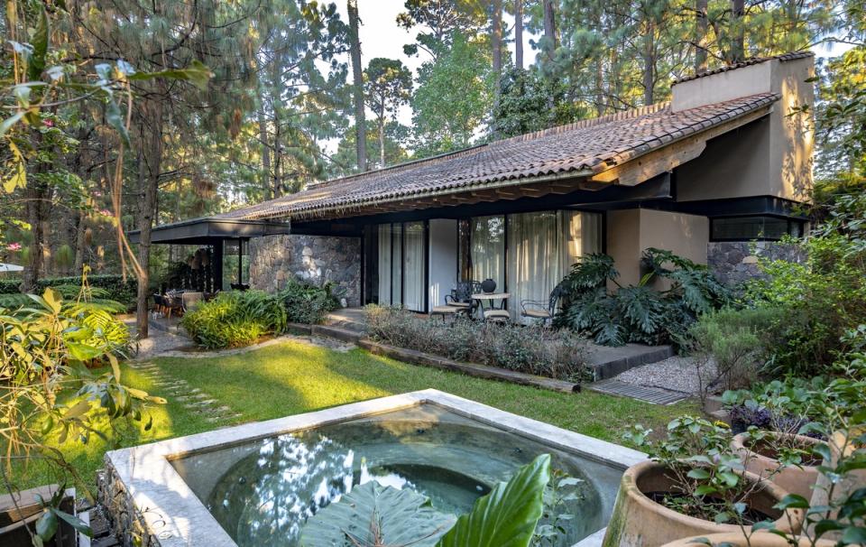 Jardín con alberca frente a la casa