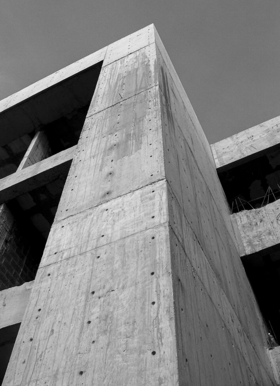 Esquina de concreto aparente en blanco y negro