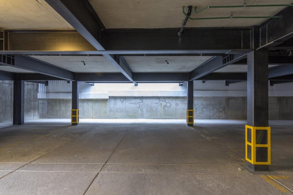 Estacionamiento con estructura de vigas y columnas de acero