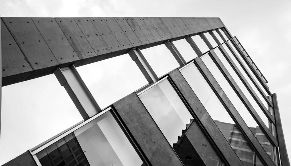 Fachada de Palomas en blanco y negro con ventanas en diagonal