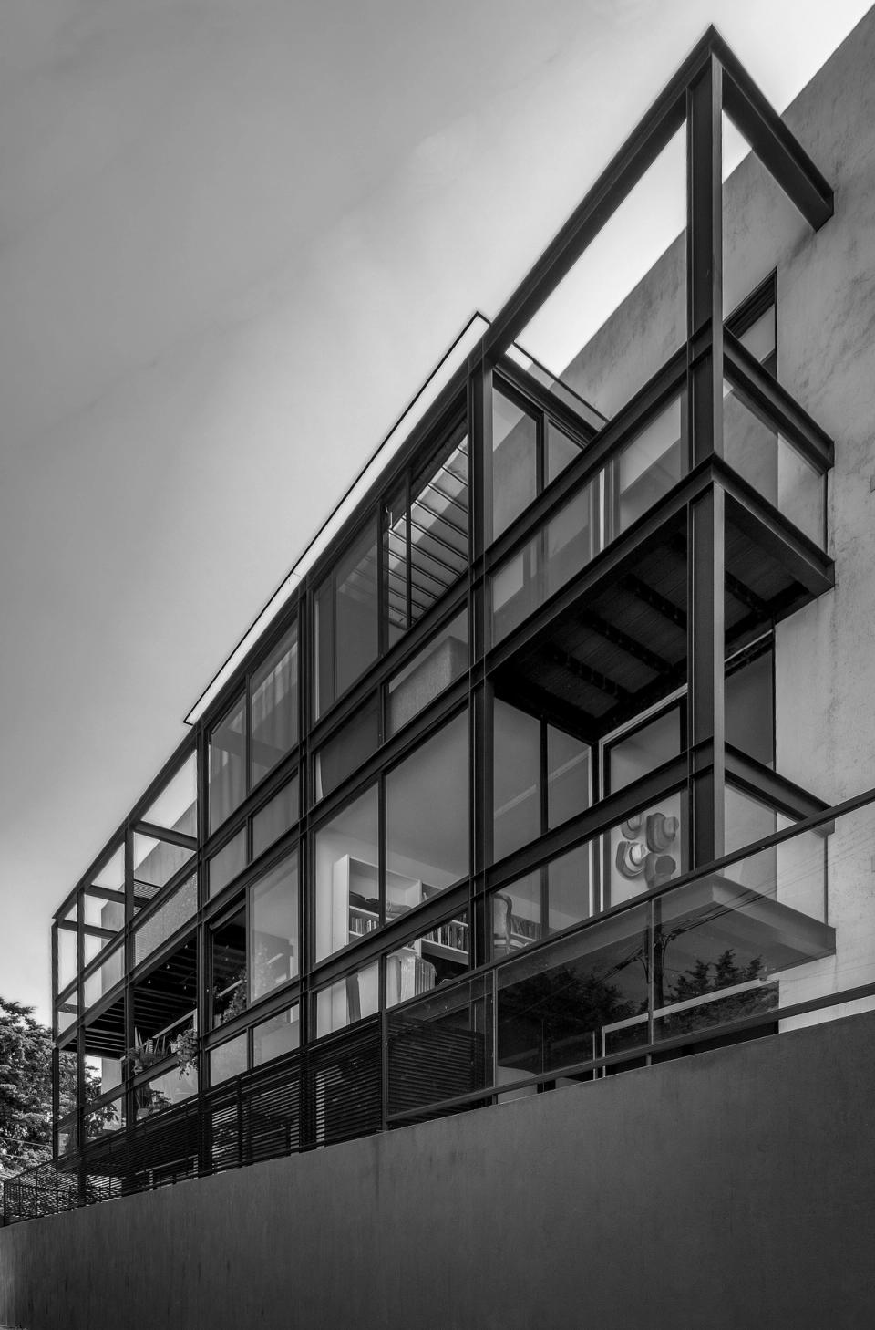 Balcones de acero y cristal de la fachada, en blanco y negro