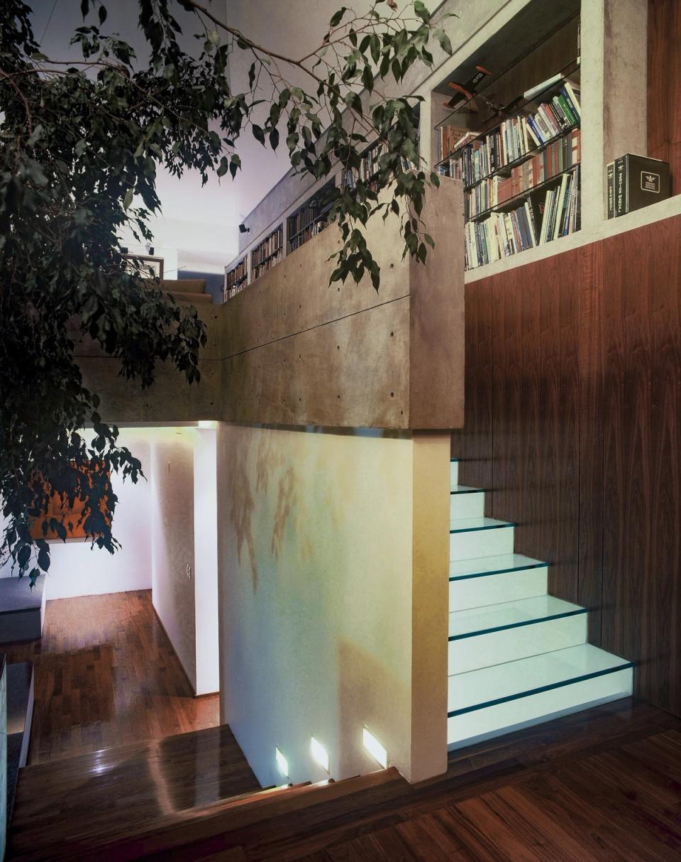 Escalera de cristal junto al librero