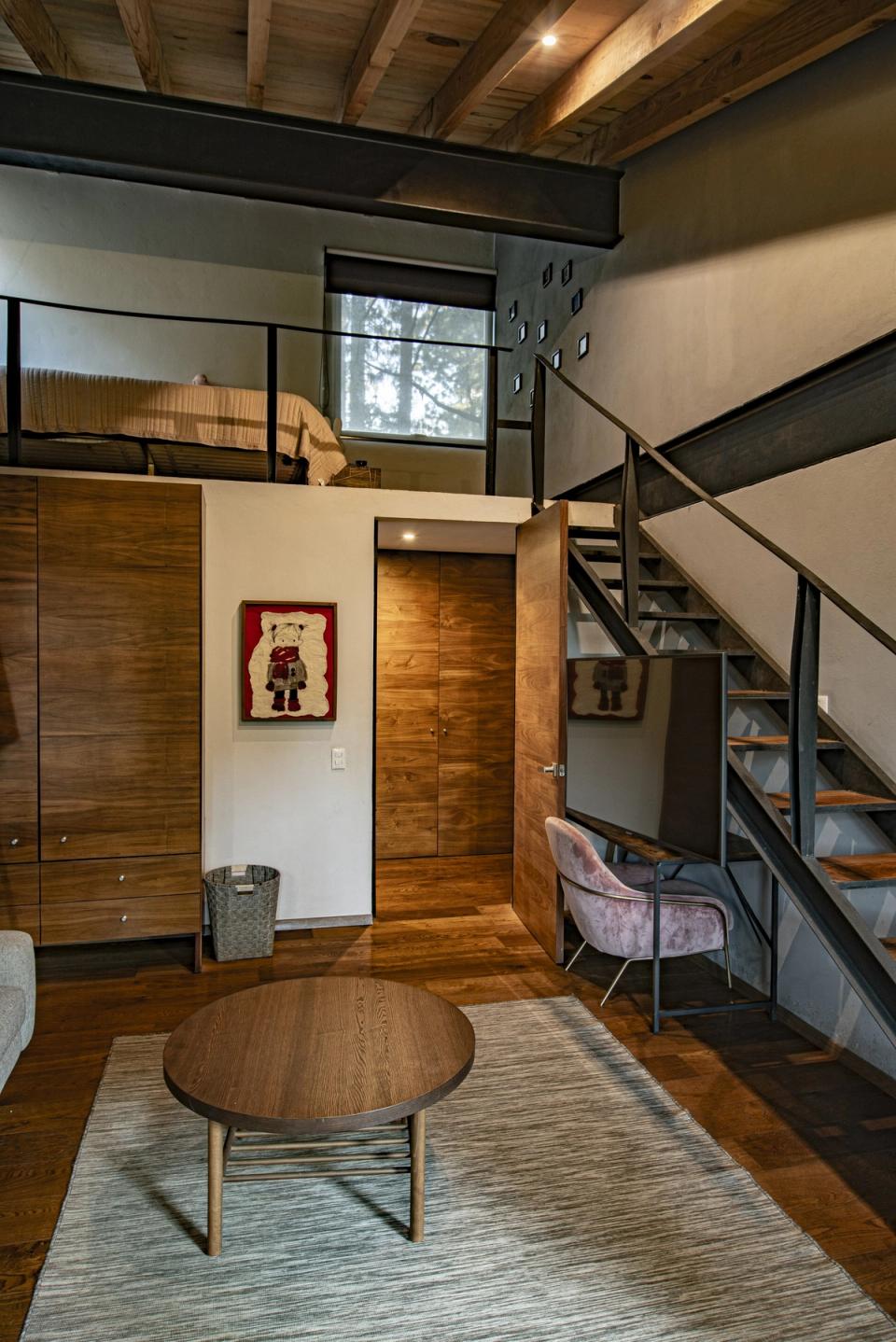 Estancia con escalera metálica y tapanco
