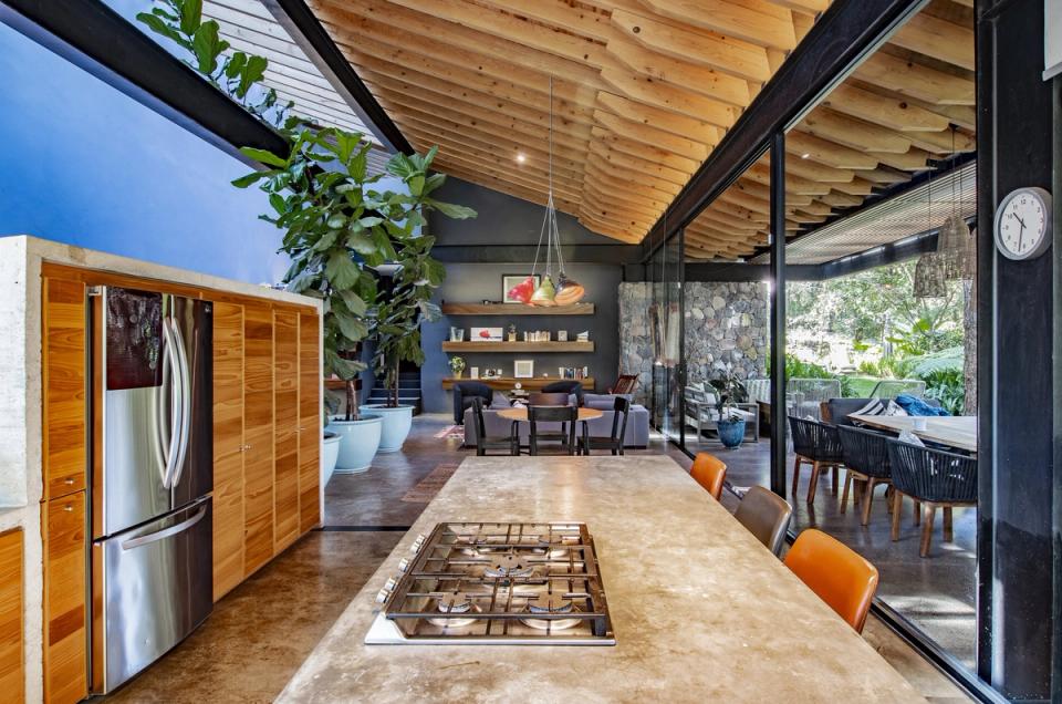 Cocina y comedor bajo techo de madera