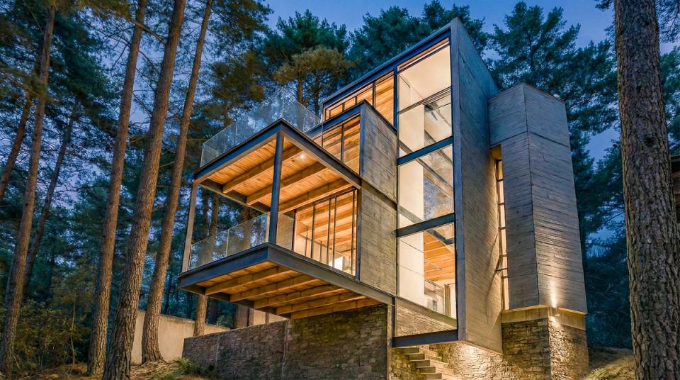 Casa en Desierto de los Leones en obra, volúmenes de concreto entre pinos