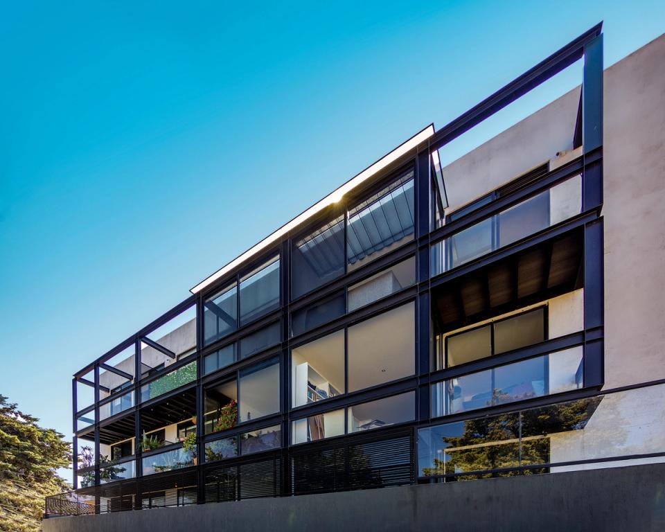 Edificio Ancona visto desde la calle: Doble fachada que generan balcones de acero
