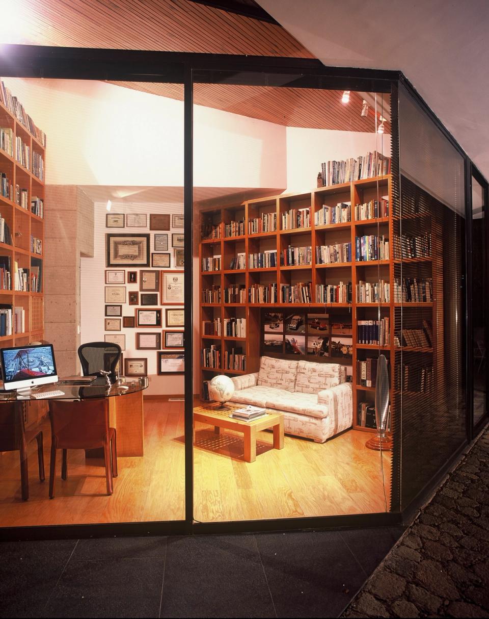Estudio con libreros visto desde el exterior