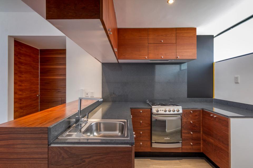 Cocina abierta hacia la sala-comedor