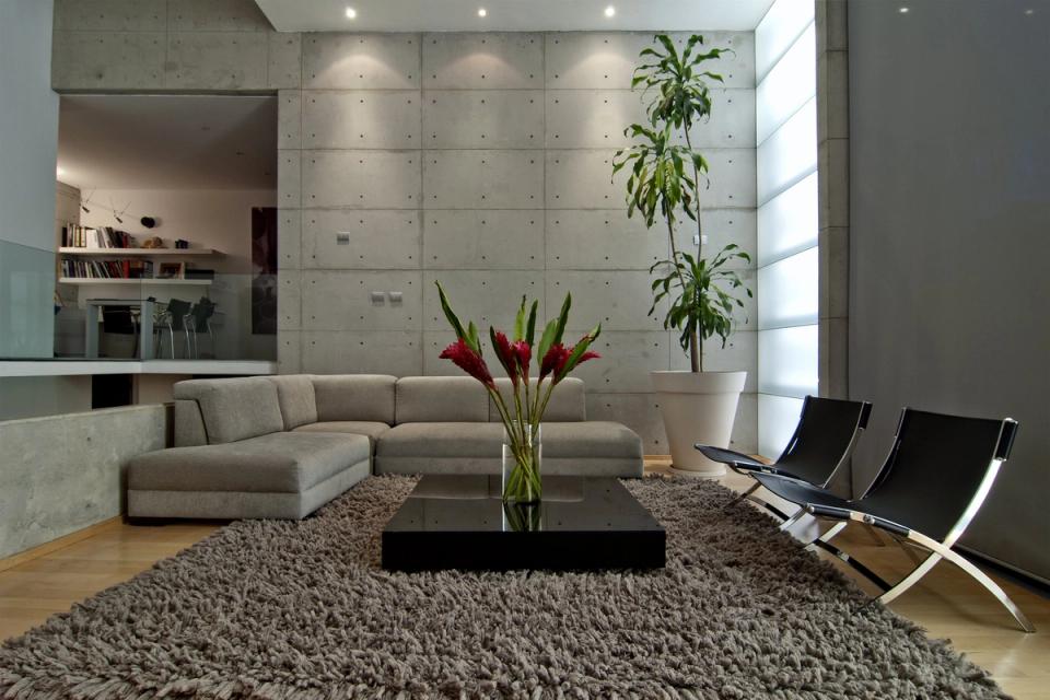 Estancia en doble altura con muro de concreto