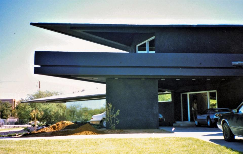 Casa con volado oscuro sobre la cochera
