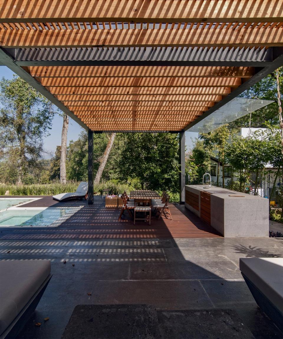 Pérgola de madera sobre la terraza