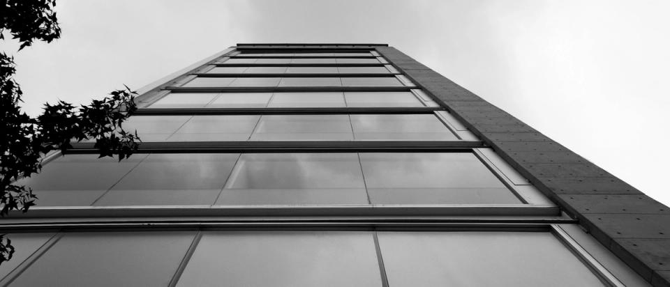Fachada de cristal de la torre vista desde abajo, en blanco y negro