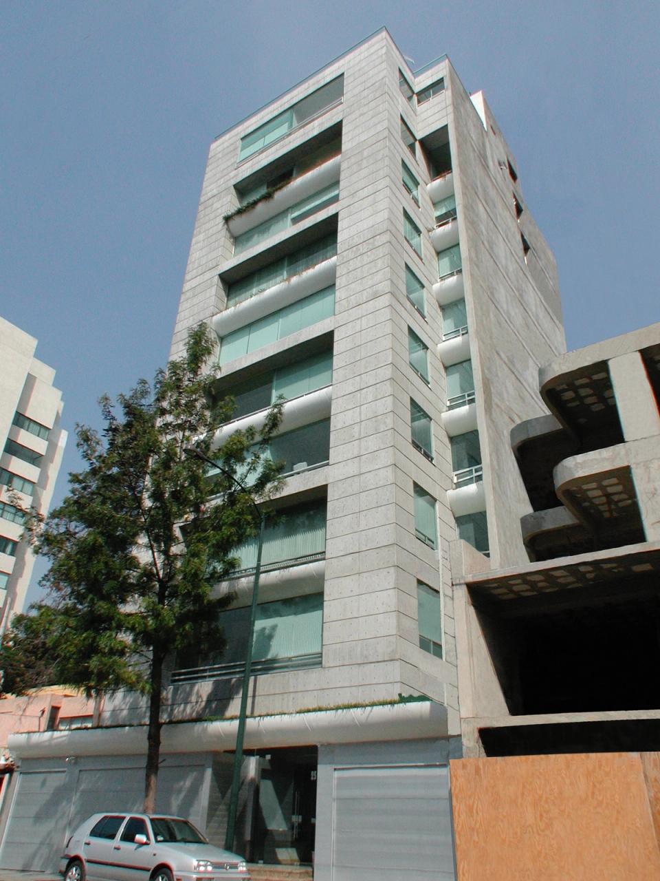 La torre de Tecamachalco desde la banqueta