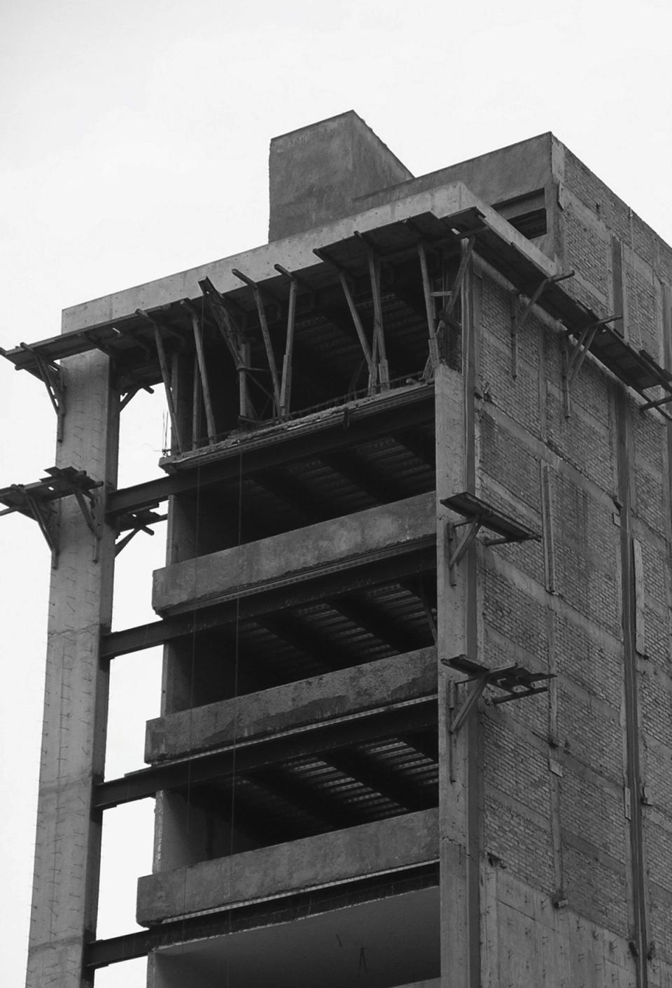 Estructura de la torre en obra, en blanco y negro