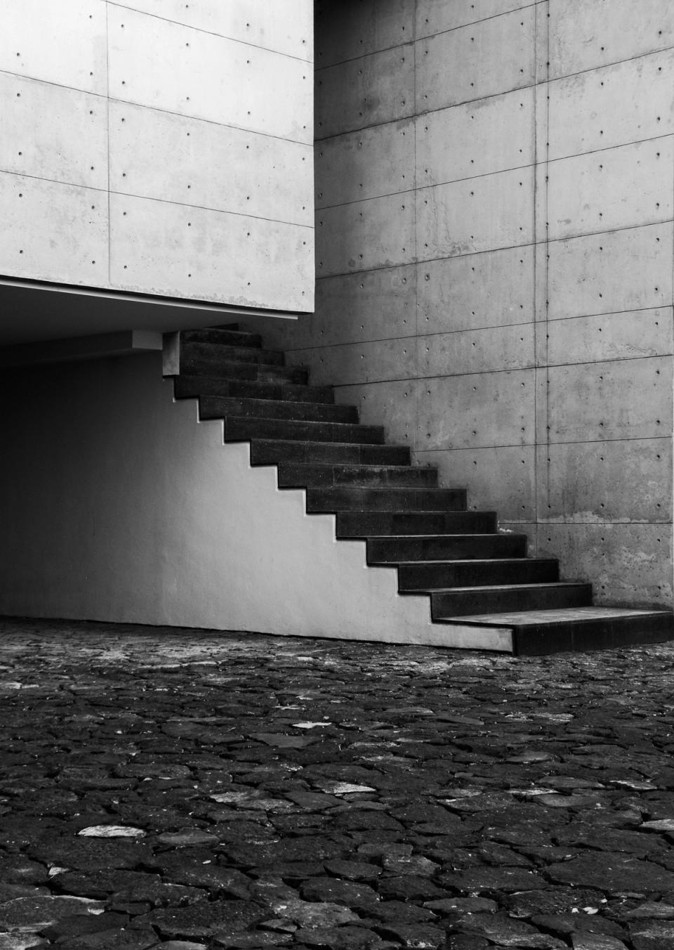 Escalera de concreto en blanco y negro