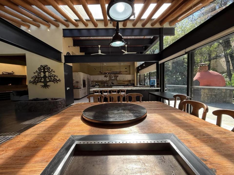 Mesa con plancha integrada y la cocina al fondo