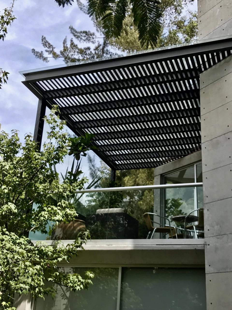 Pérgola metálica de la terraza alta vista desde el jardín