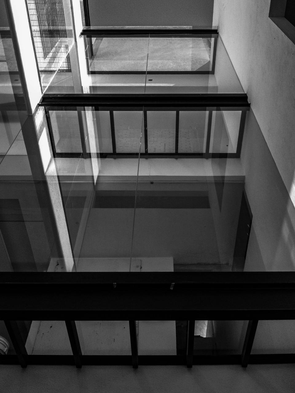 Tragaluz y barandal en blanco y negro