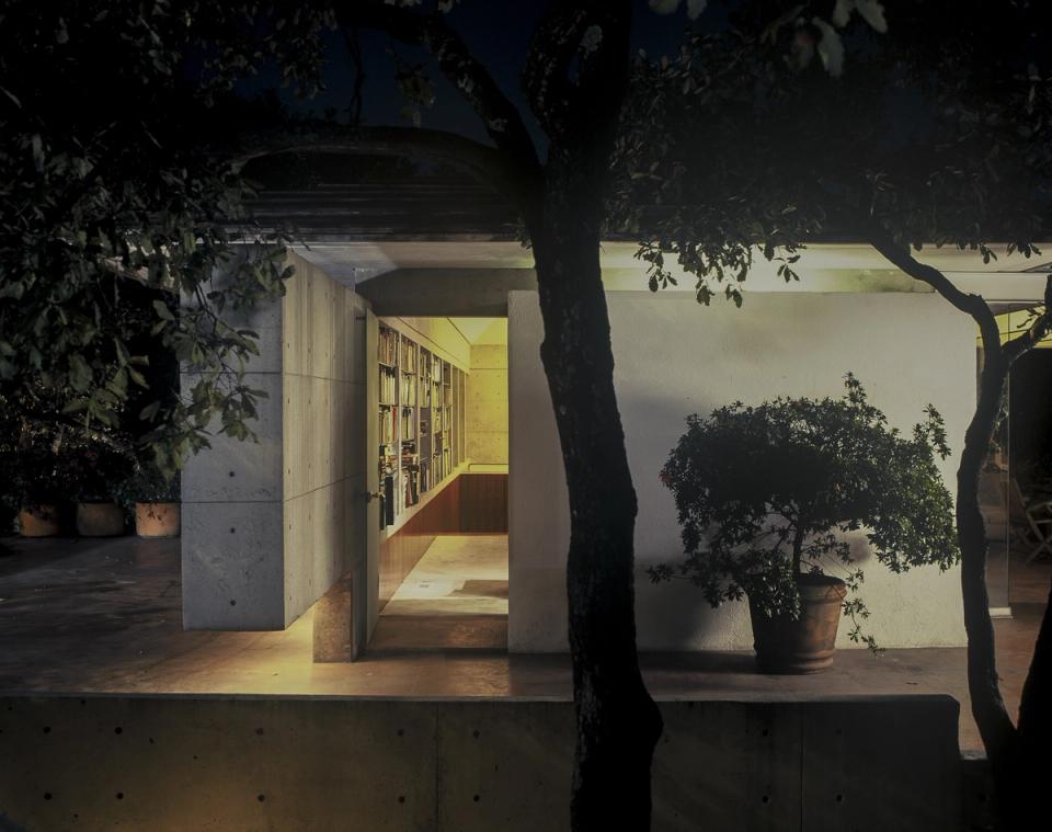 Volumen de concreto con la biblioteca iluminada de noche
