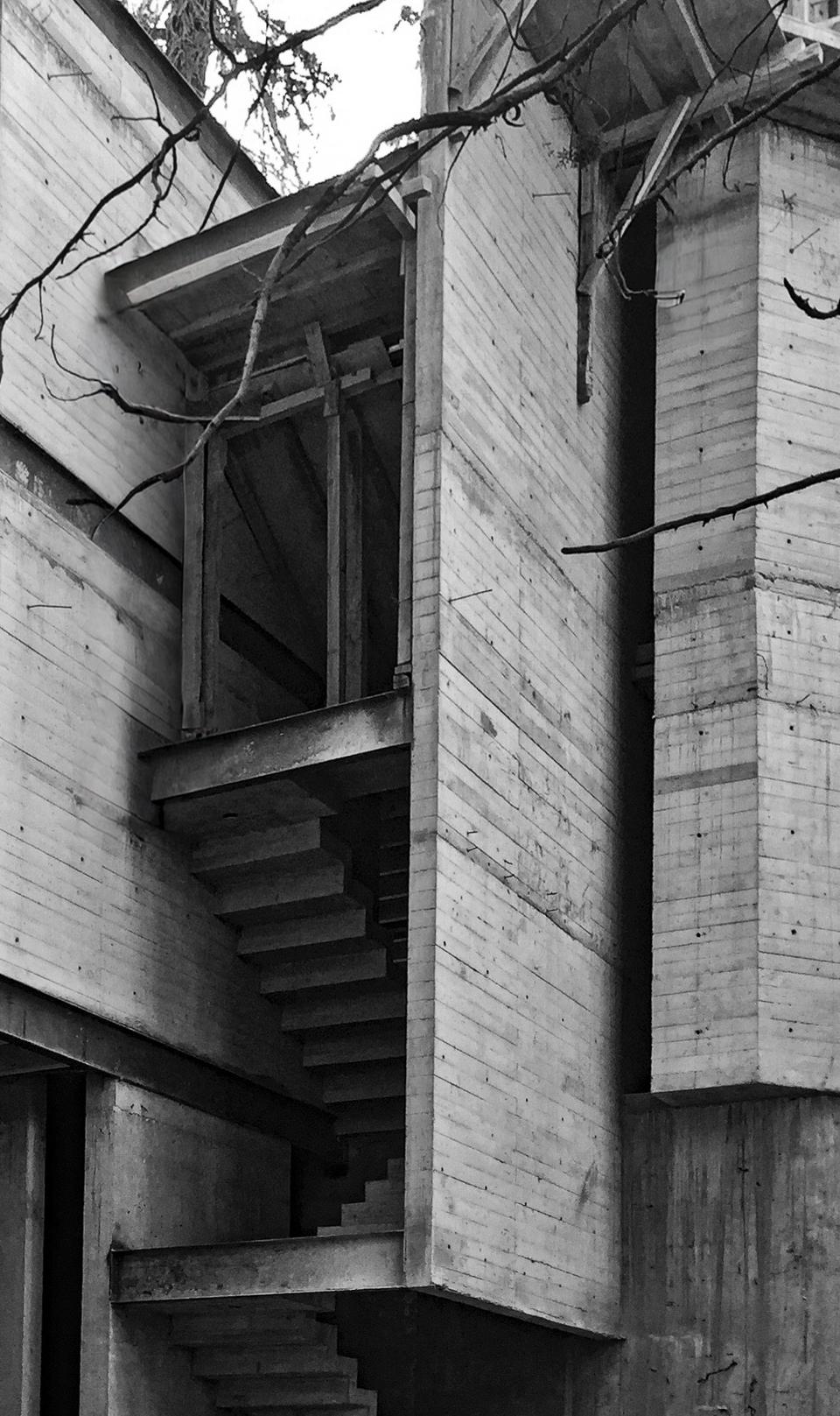 Escalera de concreto aparente en blanco y negro