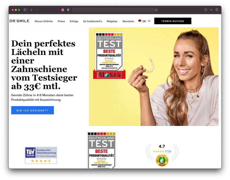 A German dental website advertises clear aligners starting at 33€ monthly, featuring award badges for best product quality and a yellow-background promotional image.