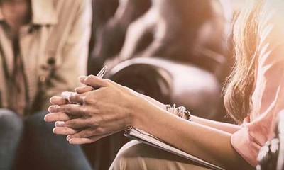 Más allá del algoritmo: el valor insustituible de la terapia humana